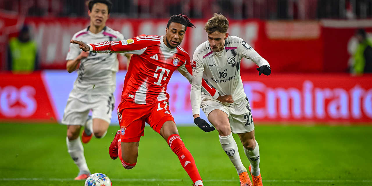 Michael Olise im Zweikampf während des Bundesliga-Heimspiels des FC Bayern gegen den 1. FSV Mainz 05