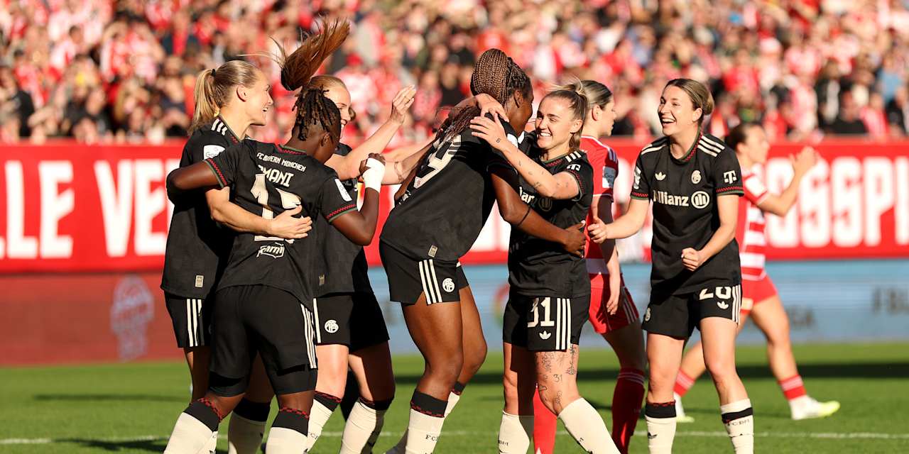 Die FC Bayern Frauen bejubeln das Führungstor in Berlin.