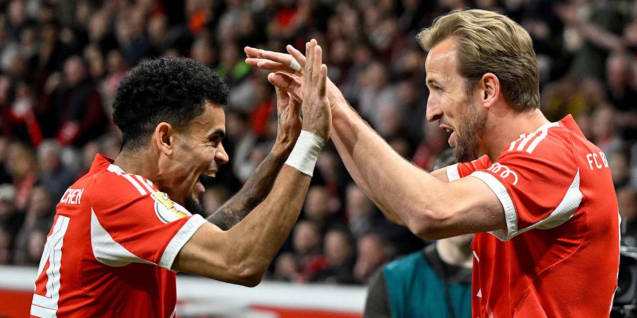 Luis Diaz und Harry Kane bejubeln das Tor zum 1:0 im DFB-Pokal-Halbfinale des FC Bayern bei Bayer 04 Leverkusen.