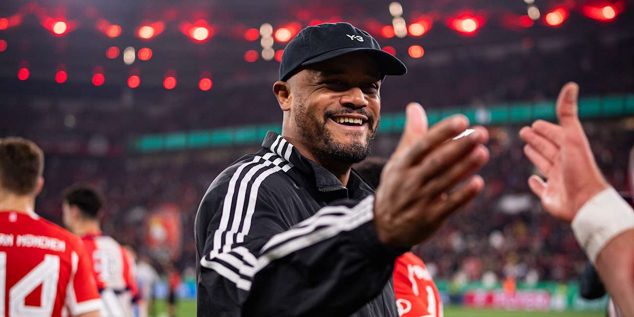 Vincent Kompany klatscht mit einem Spieler ab nach dem Sieg in Leverkusen