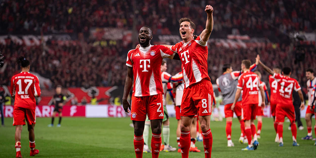 Dayot Upamecano und Leon Goretzka jubeln nach dem DFB-Pokal-Halbfinale des FC Bayern bei Bayer 04 Leverkusen.