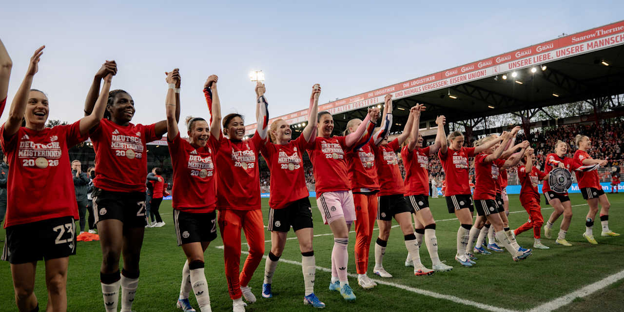 Die FC Bayern Frauen jubeln in Berlin