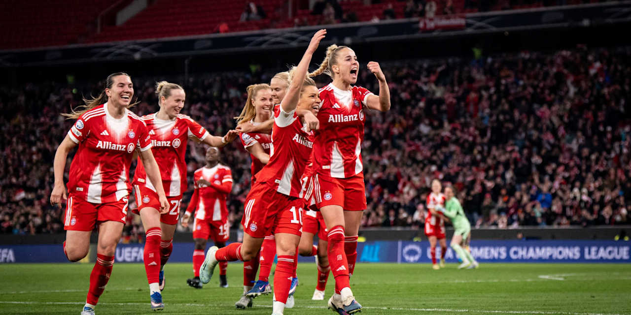 Spielerinnen der FC Bayern Frauen jubeln gemeinsam nach einem Tor in der Champions League