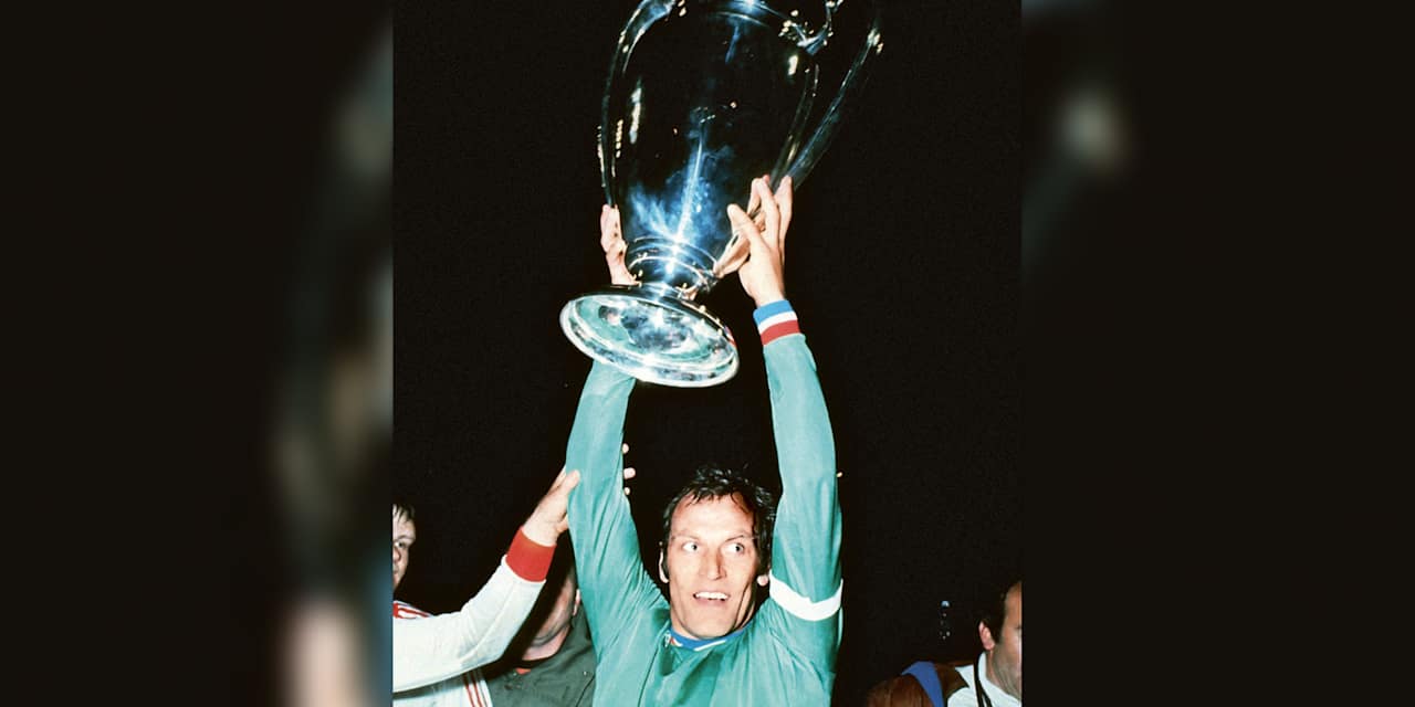 Franz Roth hält den Henkelpott in die Höhe nach dem Finalsieg des FC Bayern im Europapokal der Landesmeister 1976
