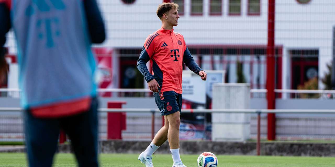 Kurt Rüger hat im Training der FC Bayern Amateure den Ball am Fuß.