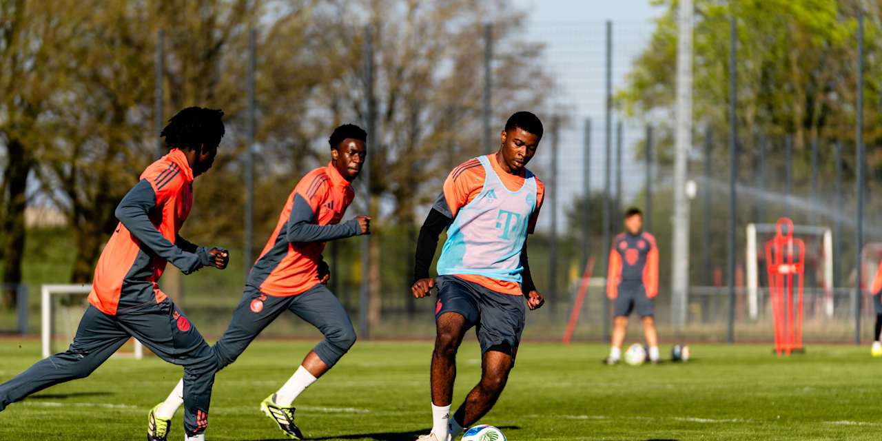 Allen Junior Lambe passt den Ball.