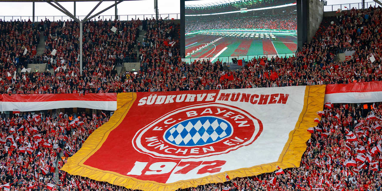 Banner der FC Bayern-Fans während des Pokalfinales im Berliner Olympiastadion