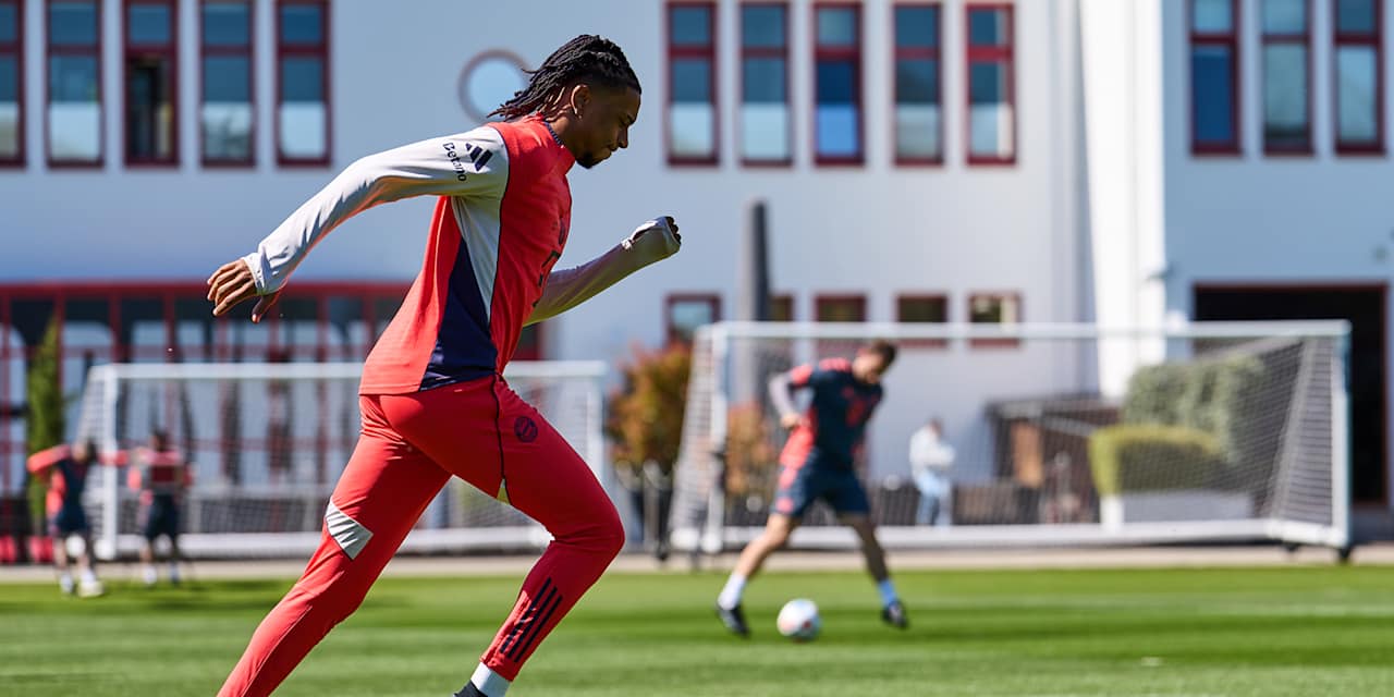 Michael Olise arranca al sprint en el entrenamiento previo del FC Bayern antes del partido de Bundesliga en Mainz.