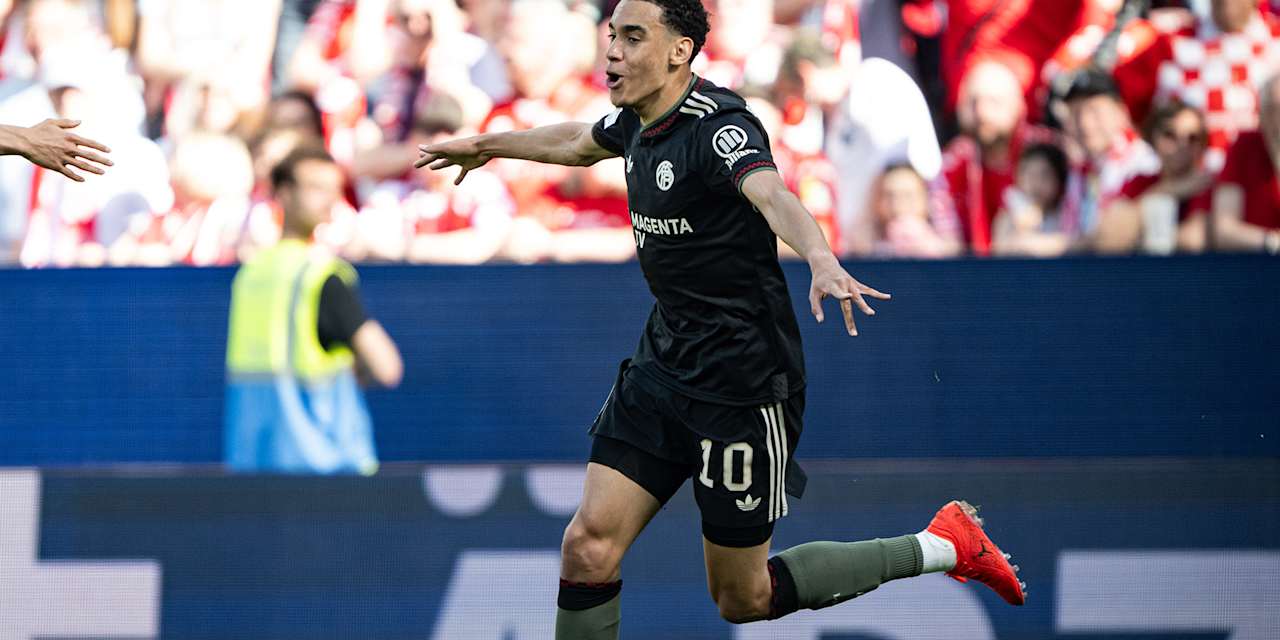 Jamal Musiala jubelt nach dem 3:3 im Bundesliga-Spiel des FC Bayern beim 1. FSV Mainz 05