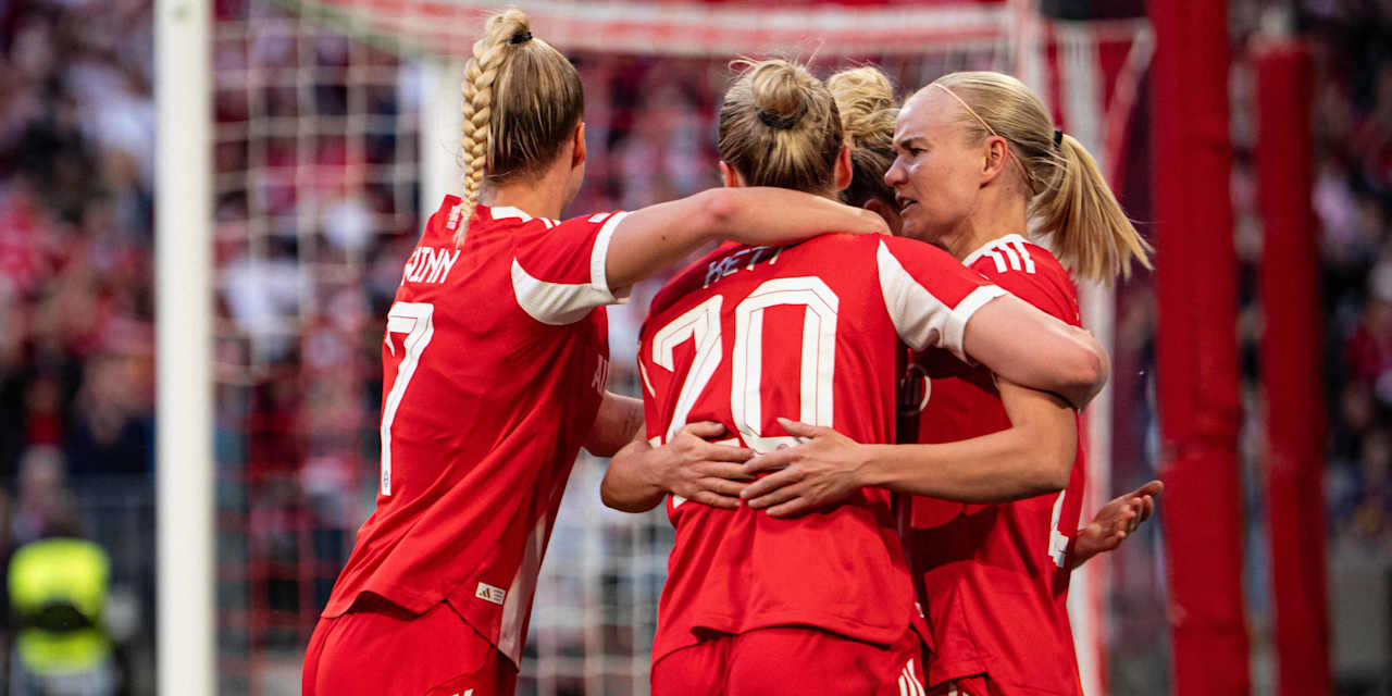 Die FC Bayern Frauen jubeln nach dem Ausgleichstreffer von Franziska Kett.