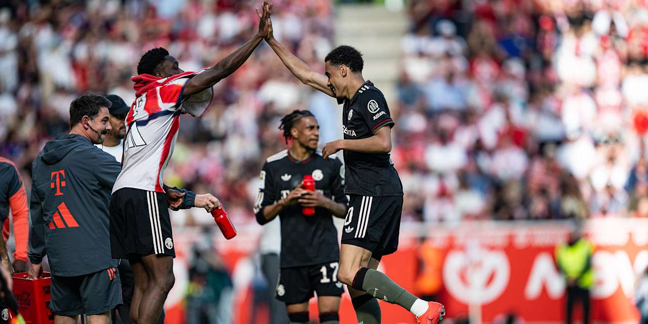 Alphonso Davies und Jamal Musiala klatschen ein nach dem 3:3 im Bundesliga-Spiel des FC Bayern beim 1. FSV Mainz 05