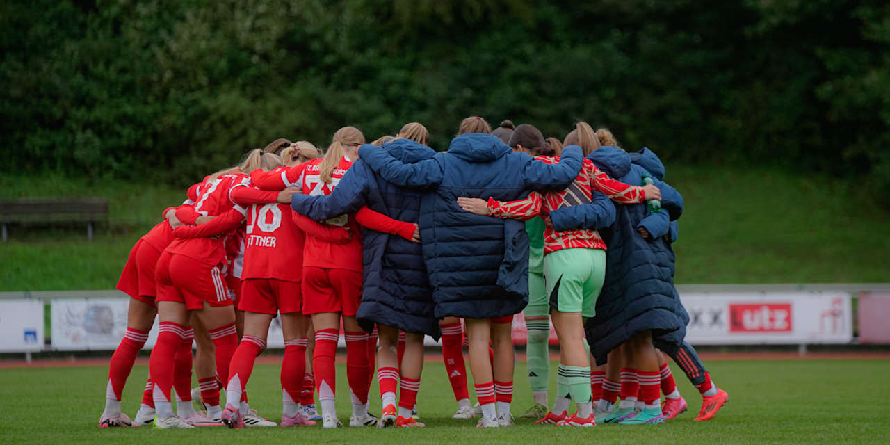 Die FC Bayern Frauen II im Mannschaftskreis.