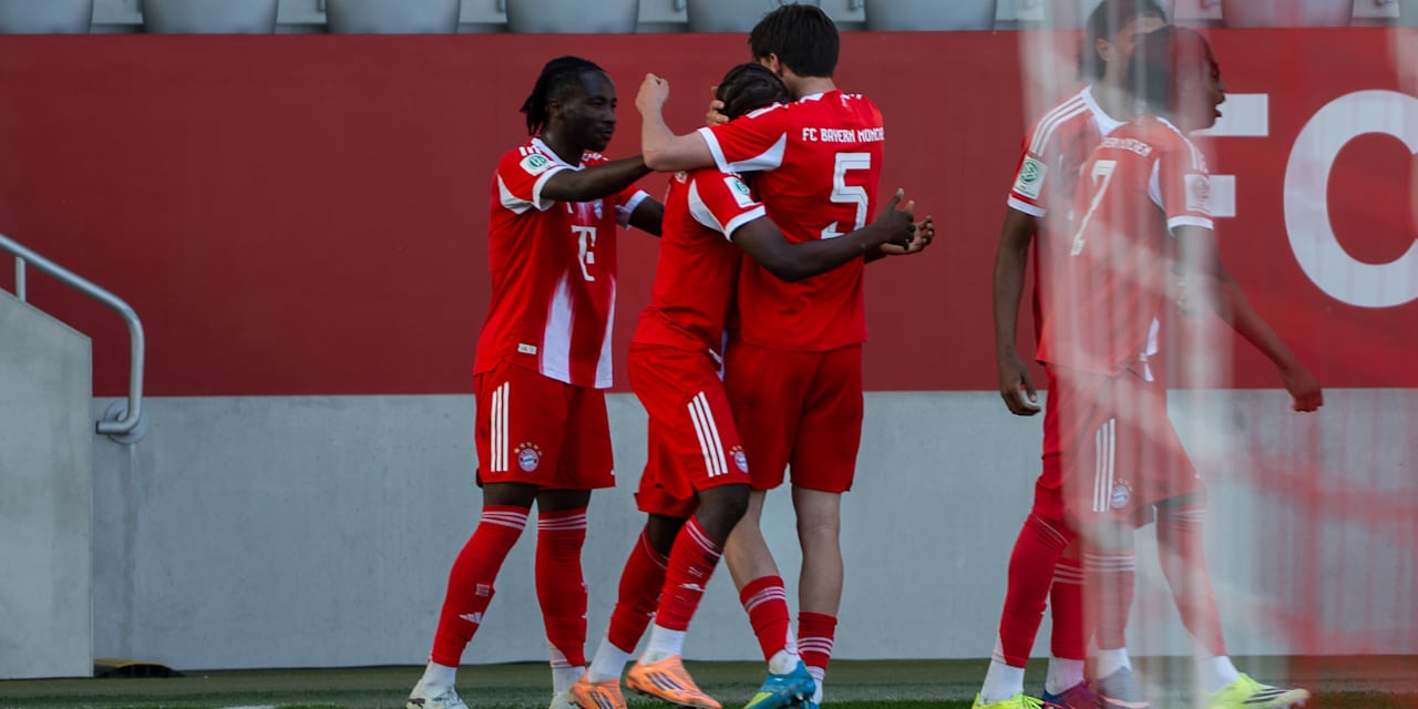 Die U19 des FC Bayern jubelt als Gruppe.