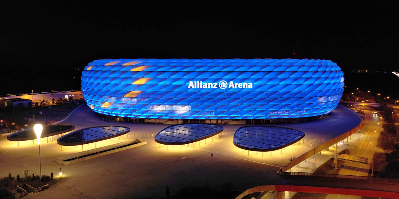 Allianz Arena leuchtet am 09. Mai in Blau und Gelb auf der Fassade