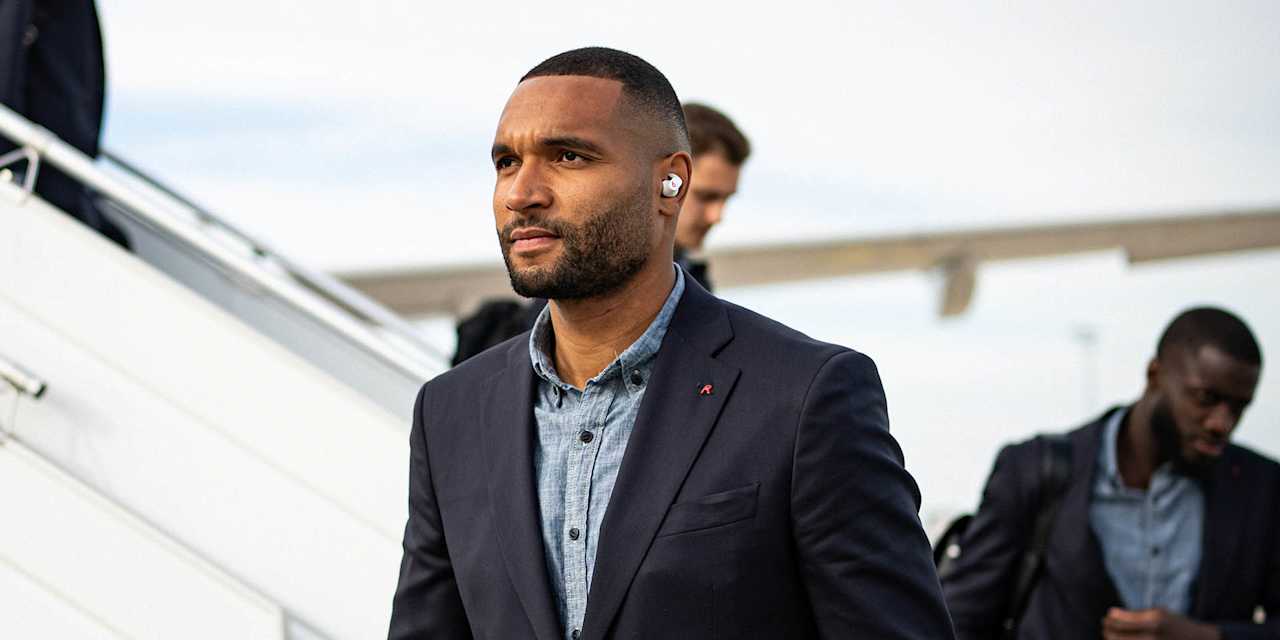 Jonathan Tah bei der Ankunft am Flughafen in Paris