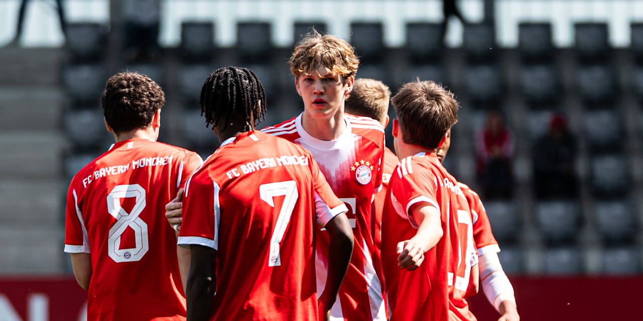 Philipp von Taube bejubelt einen Treffer mit dem Team.