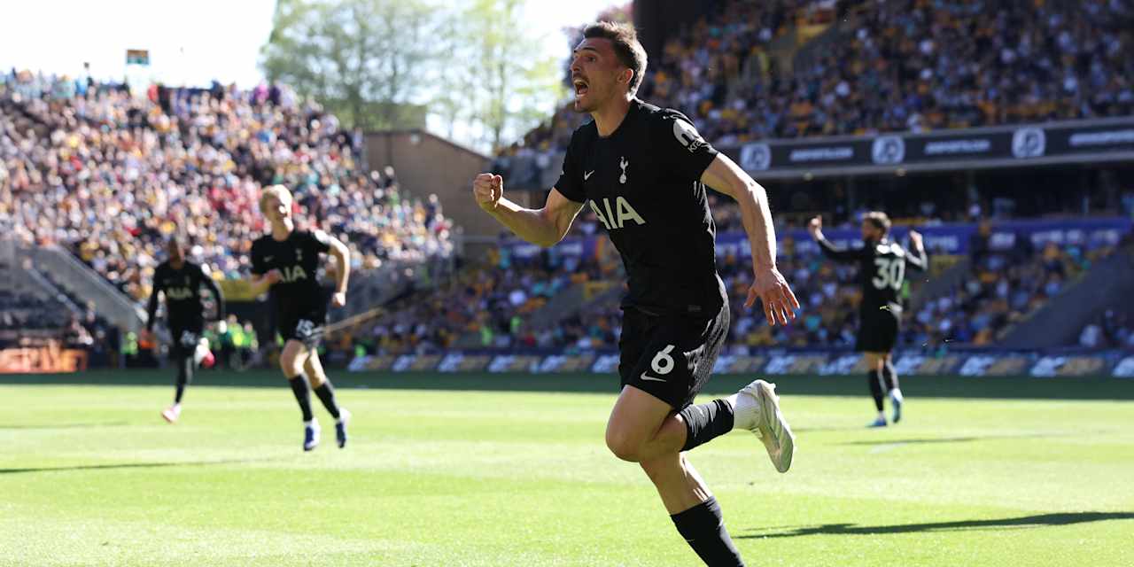 Joao Palhinha jubelt in einem schwarzen Tottenham-Trikot.