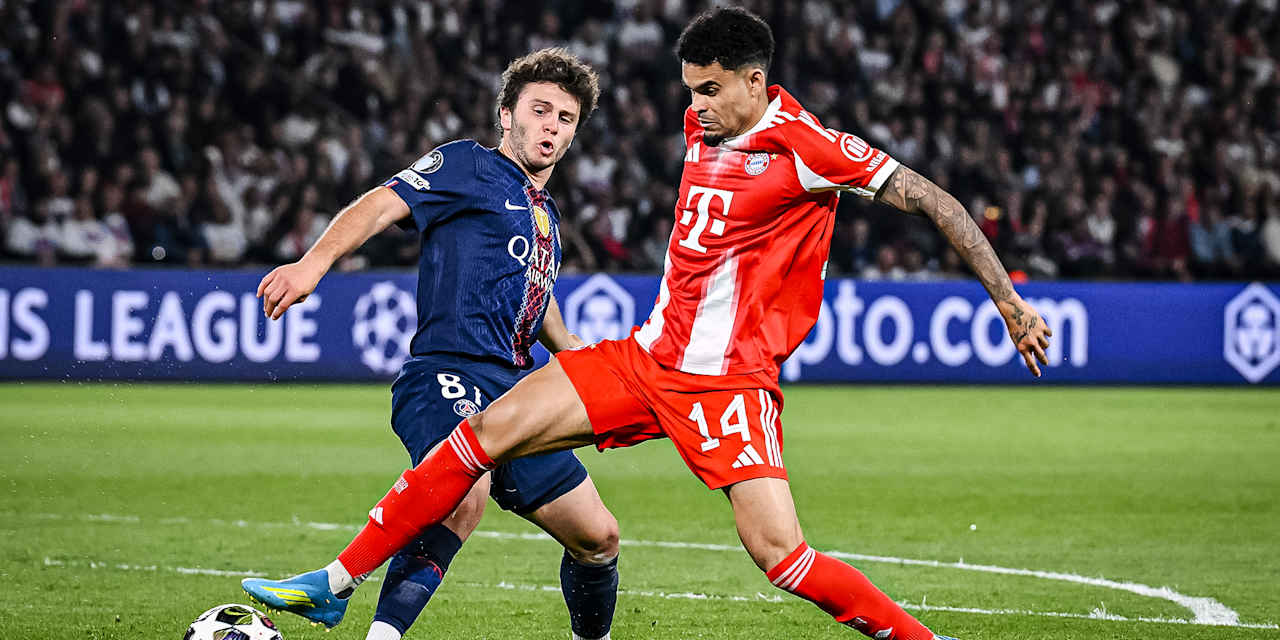 Luis Díaz im Zweikampf um den Ball während des Halbfinal-Hinspiels des FC Bayern in der Champions League bei Paris Saint-Germain