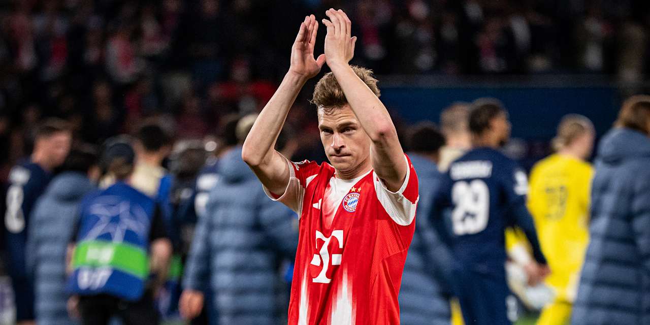 Joshua Kimmich und die Mannschaft vor der Kurve nach dem Halbfinal-Hinspiel des FC Bayern bei Paris Saint-Germain in der Champions League
