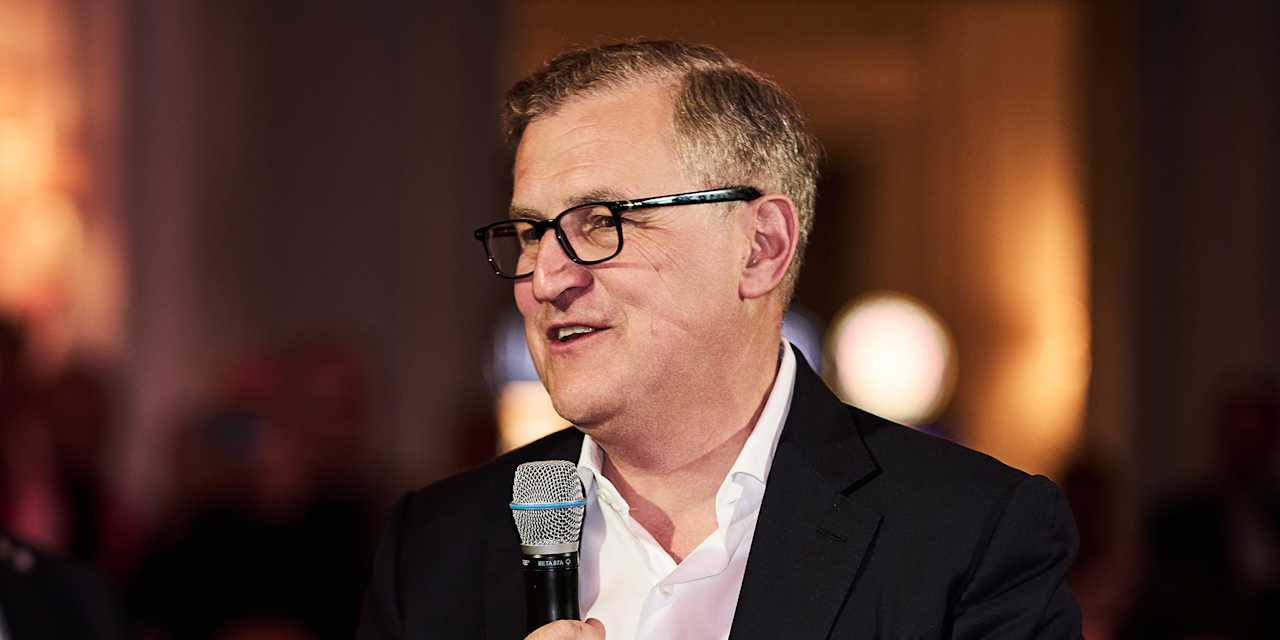 Jan-Christian Dreesen spricht auf dem Bankett des FC Bayern in Paris