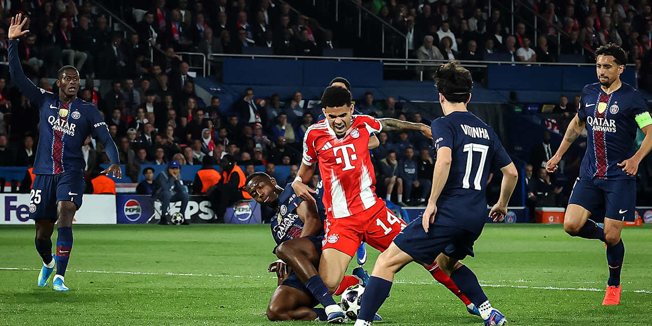 Luis Díaz wird im Strafraum gefoult während des Halbfinal-Hinspiels des FC Bayern in der Champions League bei Paris Saint-Germain