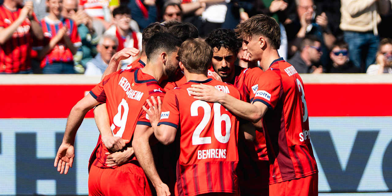 Spieler des 1. FC Heidenheim bejubeln ein Tor.