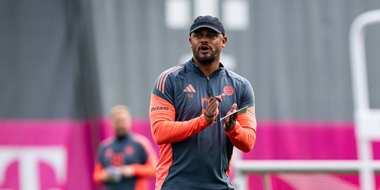 Coach Vincent Kompany applaudiert im Training des FC Bayern