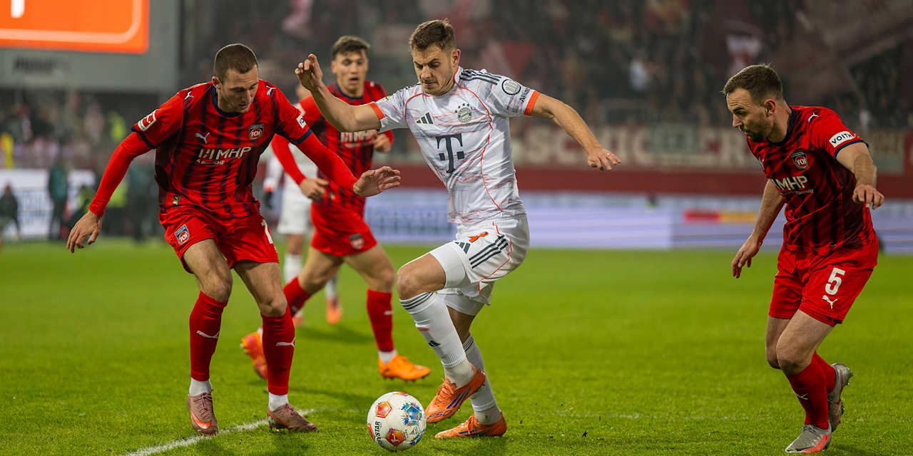 Josip Stanisic dribbelt mit dem Ball im Bundesliga-Spiel des FC Bayern beim 1. FC Heidenheim.