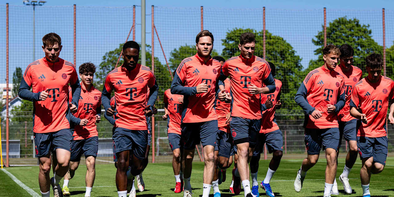 Die FC Bayern Amateure laufen gemeinsam.