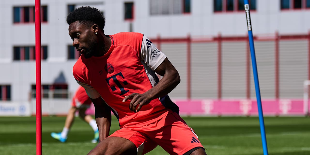 Alphonso Davies umkurvt eine Stange im Abschlusstraining des FC Bayern vor dem Bundesliga-Spiel in Mainz