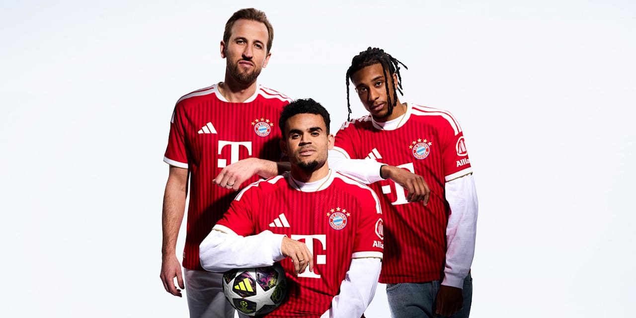 Harry Kane, Luis Díaz, Michael Olise im roten Home-Trikot des FC Bayern für die Saison 2026/27