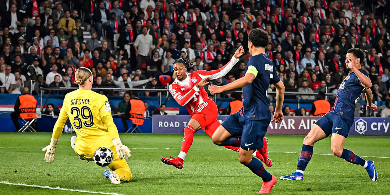 Michael Olise vergibt im Eins-gegen-Eins während des Halbfinal-Hinspiels des FC Bayern in der Champions League bei Paris Saint-Germain
