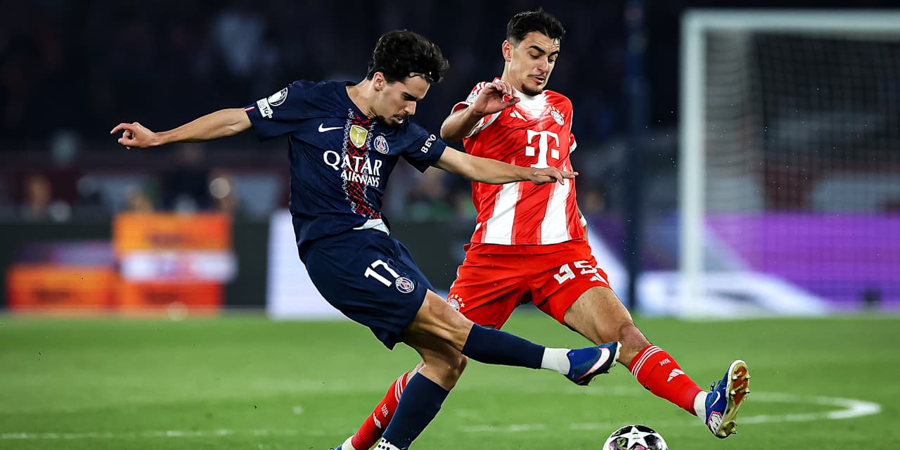 Harry Kane dribbelt mit dem Ball im Champions League-Spiel des FC Bayern bei Paris Saint-Germain.