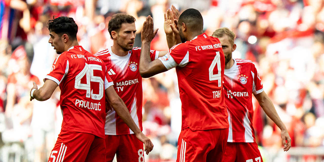 Leon Goretzka klatscht ab mit Jonathan Tah nach dem 1:2 im Bundesliga-Spiel des FC Bayern gegen den 1. FC Heidenheim