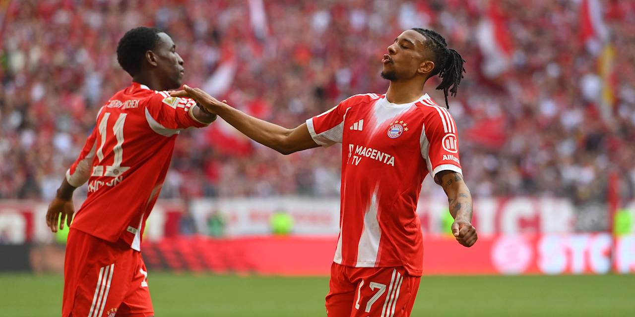 Michael Olise jubelt mit Nicolas Jackson nach dem 3:3 im Bundesliga-Spiel des FC Bayern gegen den 1. FC Heidenheim