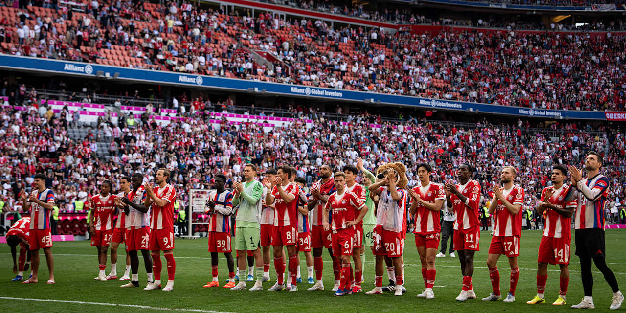 Spieler feiern mit den Fans nach dem 3:3 im Bundesliga-Spiel des FC Bayern gegen den 1. FC Heidenheim