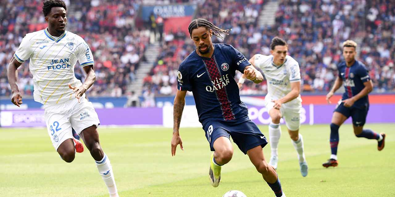 Bradley Barcola dribbelt mit dem Ball im Spiel gegen Lorient