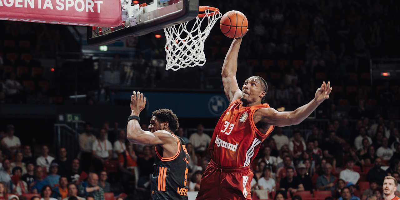 David McCormack Dunk