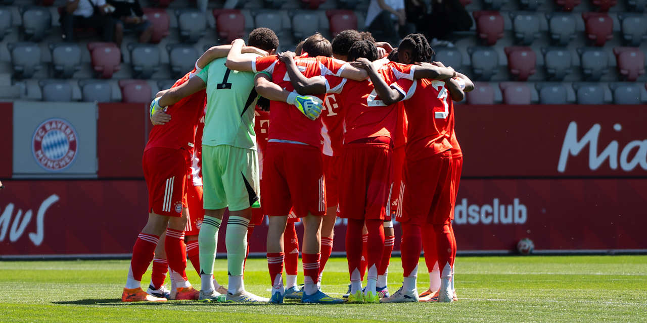 Die U19 des FC Bayern bildet vor dem Spiel einen Kreis