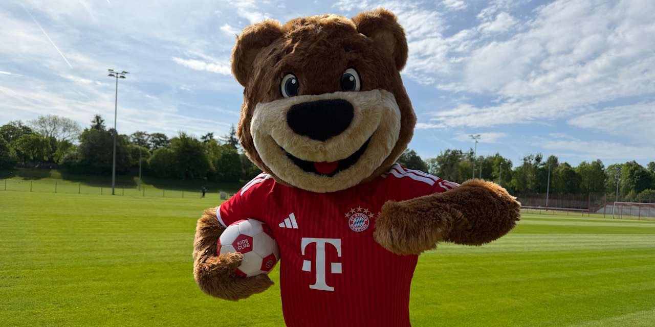 Berni an der Säbener Straße mit dem neuen Heimtrikot.