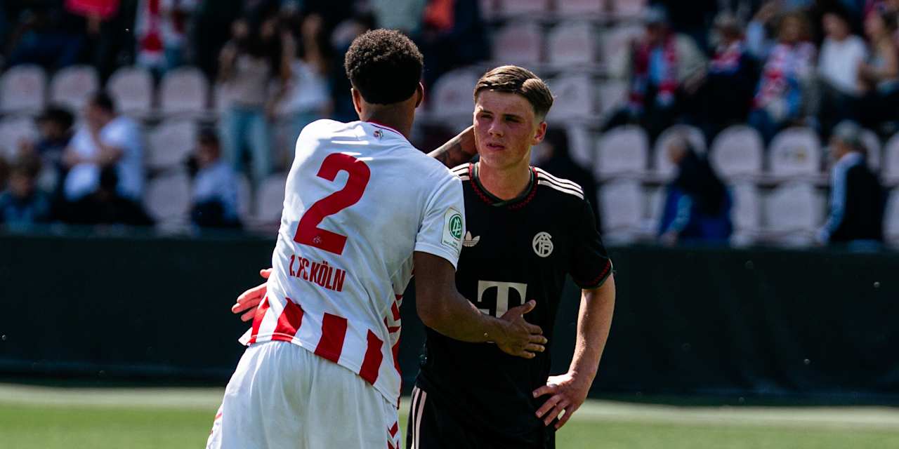 Michael Matosevic klatscht in Köln mit seinem Gegenspieler ab.