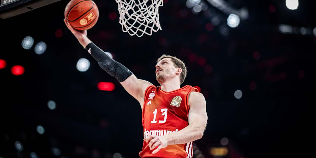 Andreas Obst FC Bayern Basktball Layup