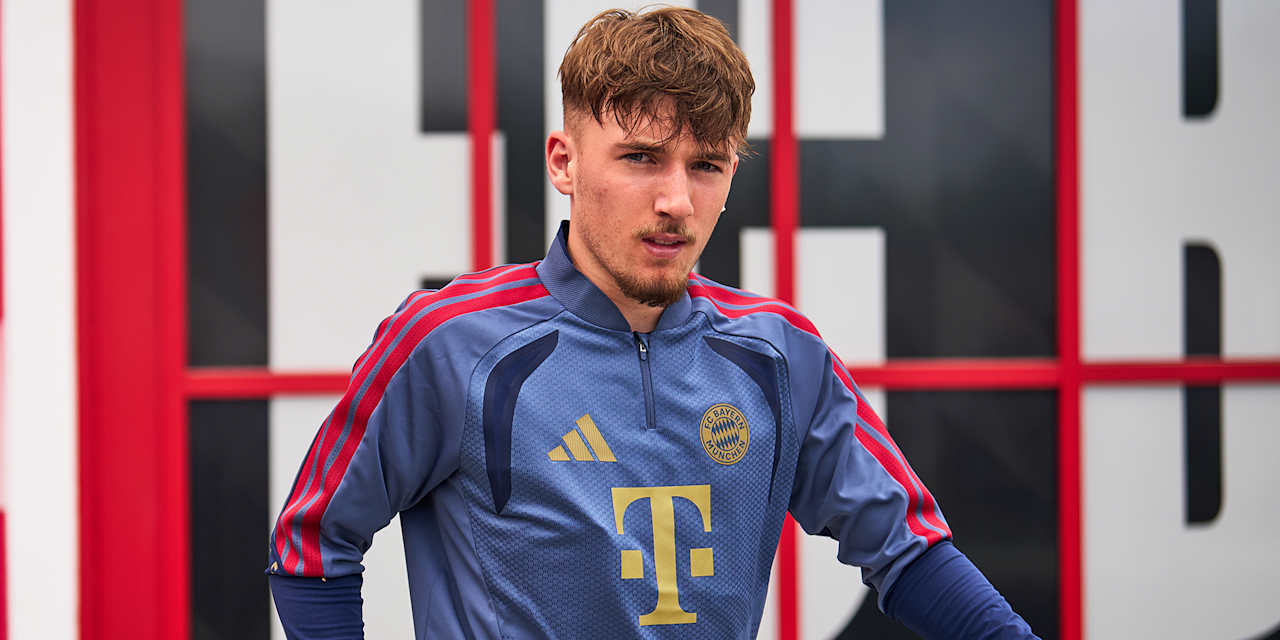 Lennart Karl betritt lächelnd den Platz im Abschlusstraining des FC Bayern vor dem Halbfinalrückspiel gegen Paris Saint-Germain in der Champions League