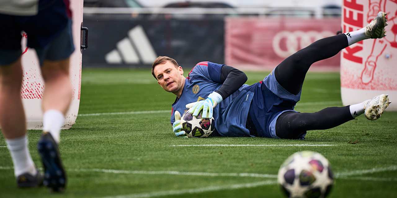 Manuel Neuer fängt den Ball im Liegen im Abschlusstraining des FC Bayern vor dem Halbfinalrückspiel gegen Paris Saint-Germain in der Champions League
