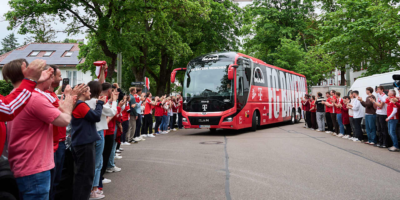 Mitarbeiter des FC Bayern verabschieden die Mannschaft vor dem Champions League-Spiel gegen Paris Saint-Germain.