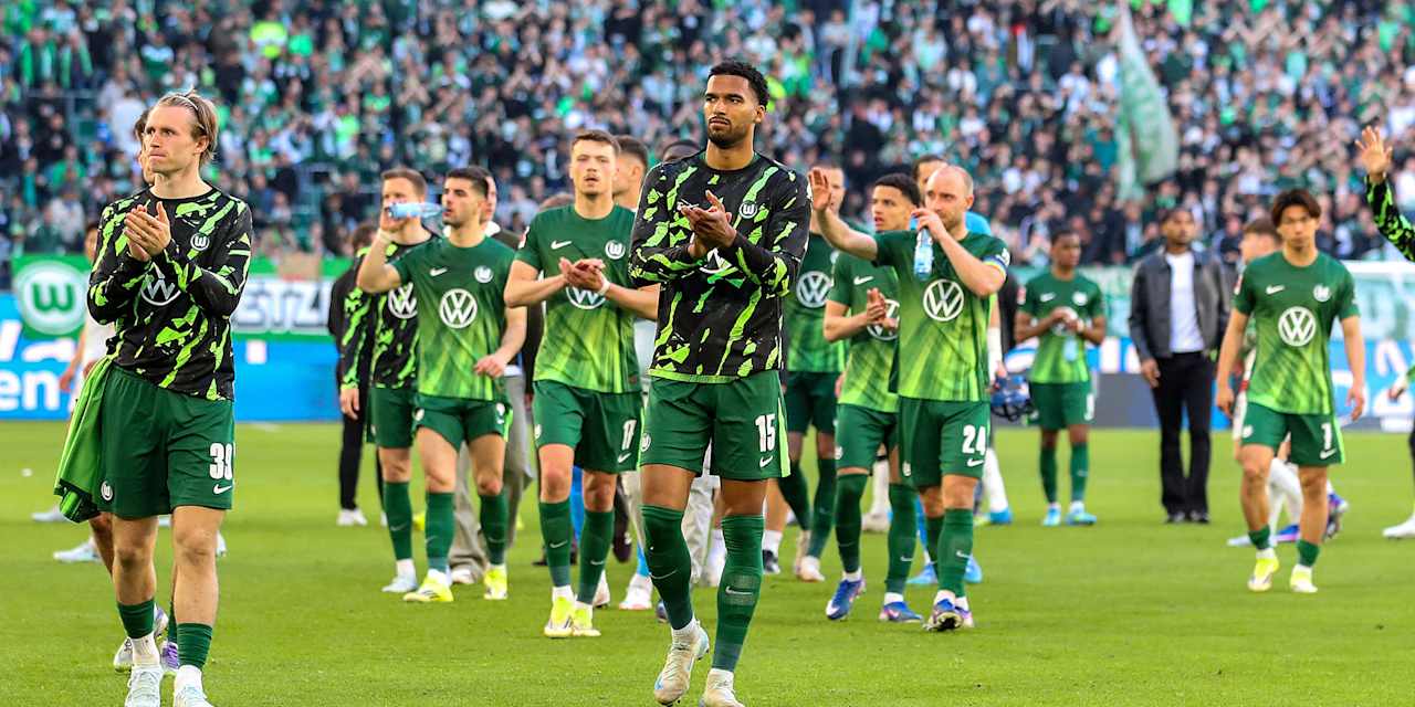 Spieler des VfL Wolfsburg applaudieren nach einem Bundesliga-Spiel.