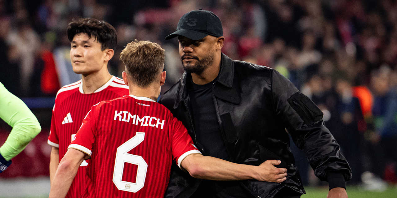 Vincent Kompany und Joshua Kimmich umarmen sich nach dem Spiel gegen PSG