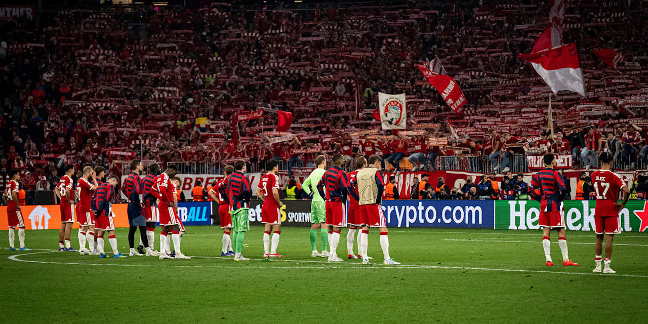 Enttäuschte Bayern stehen vor der Südkurve nach dem 1:1 im Rückspiel des FC Bayern gegen Paris Saint-Germain in der Champions League