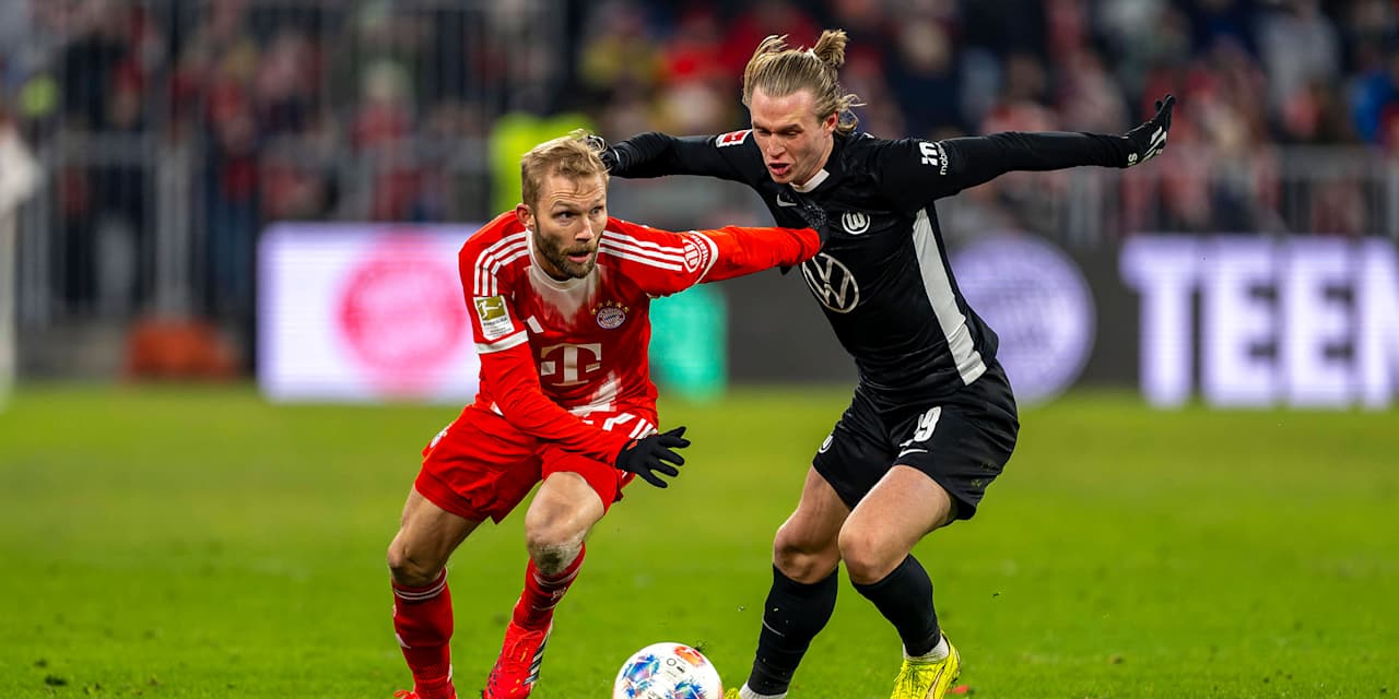 Konrad Laimer führt einen Zweikampf mit Patrick Wimmer im Bundesliga-Spiel des FC Bayern gegen den VfL Wolfsburg.