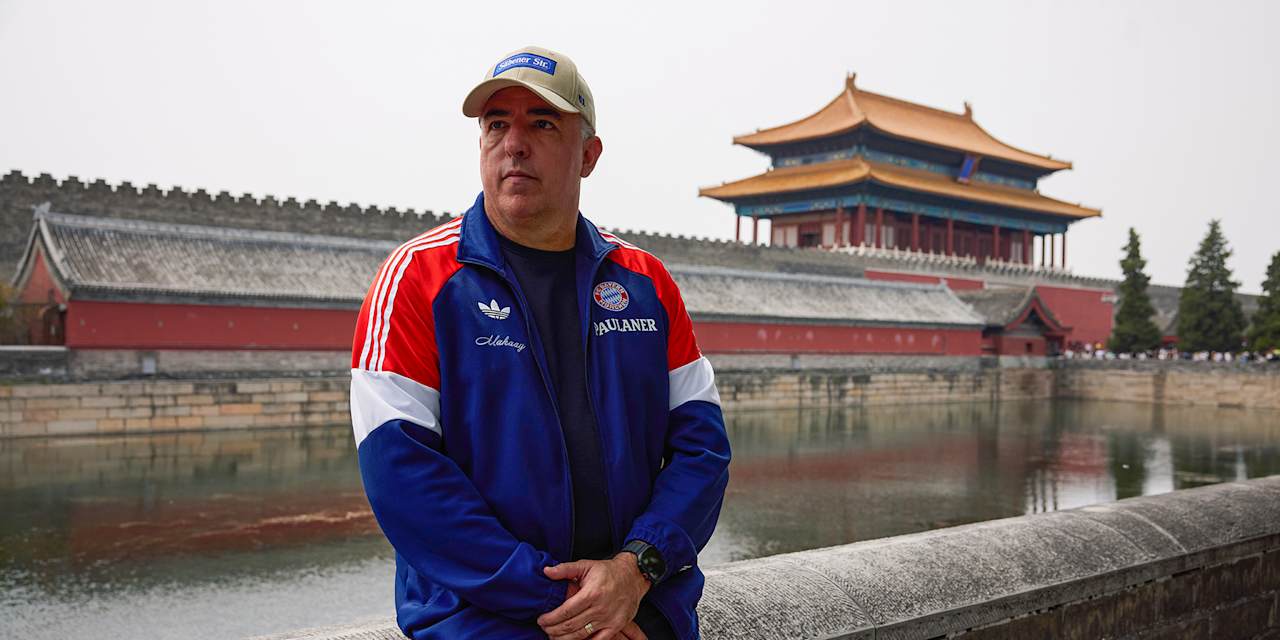 Roy Makaay vor einem Tempel in China